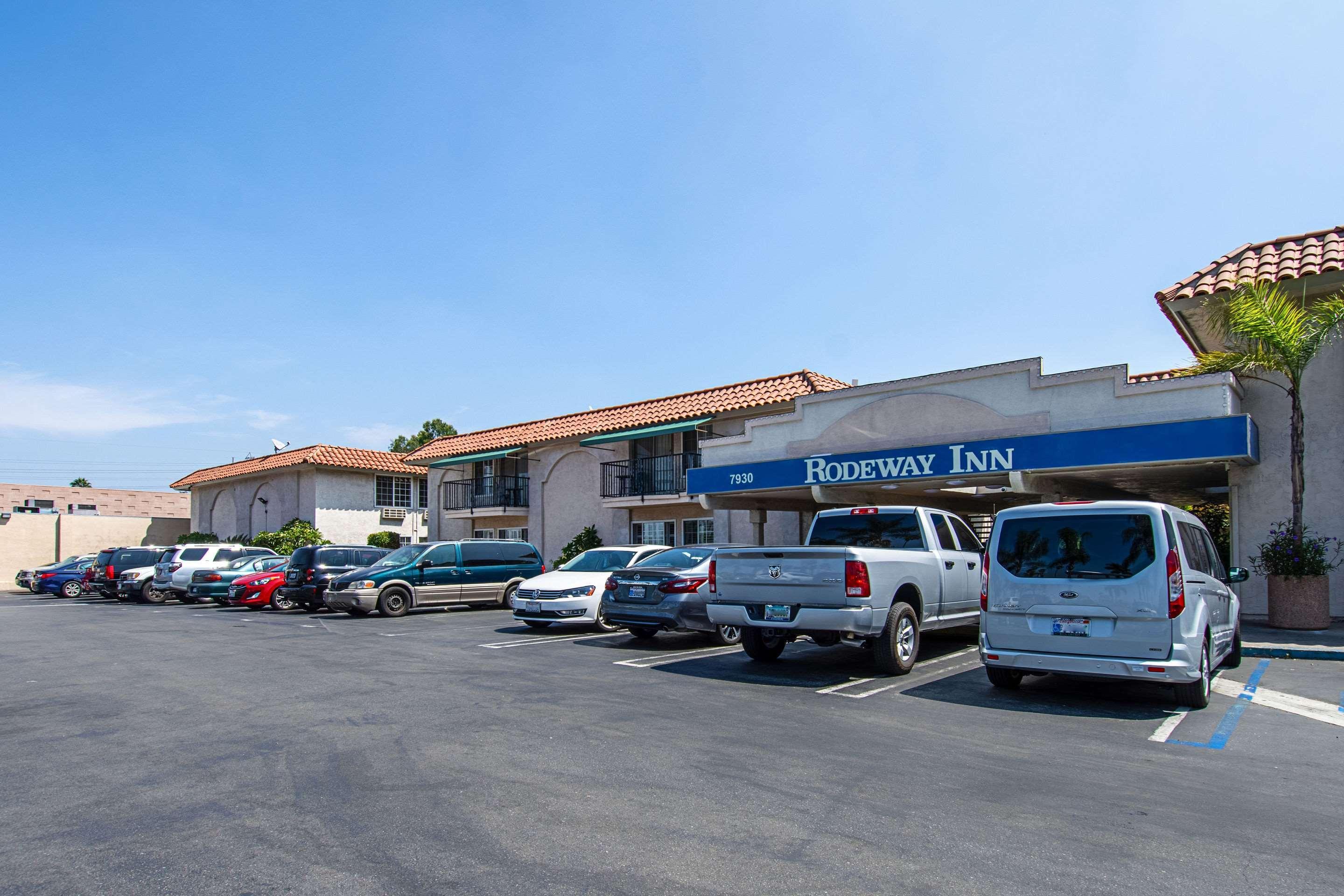 Rodeway Inn Near Maingate Knott'S Buena Park Bagian luar foto